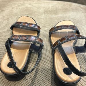 Munro woman, sandals, tiny little scratch on the left foot